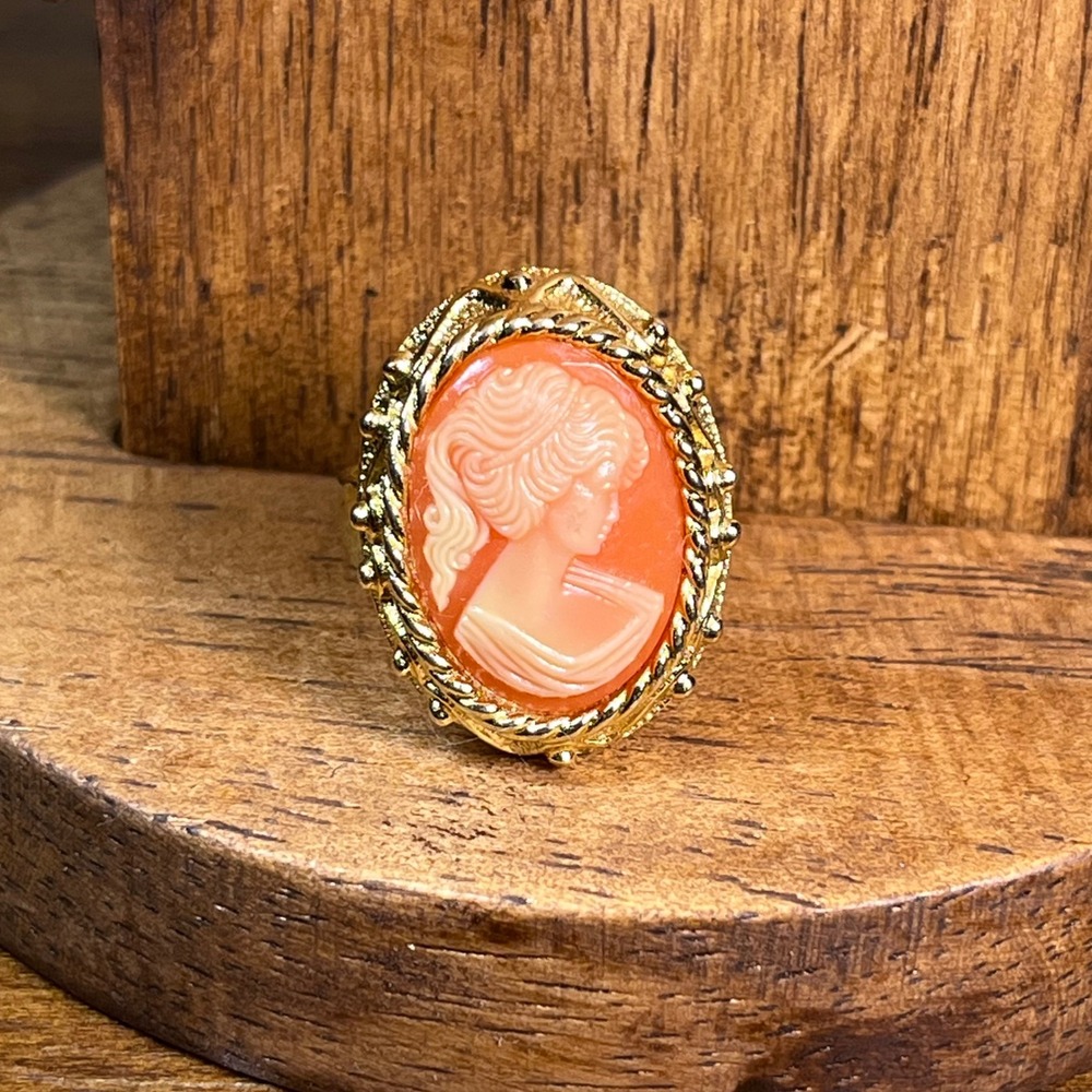 Vtg Sarah Coventry Peach Cameo‎ Gold Tone Adjustable Statement Ring Signed